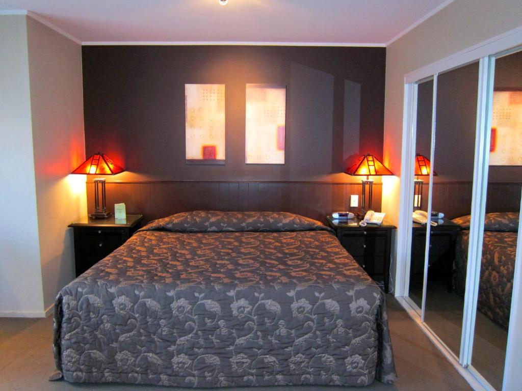 St James Apartments Queenstown Room photo