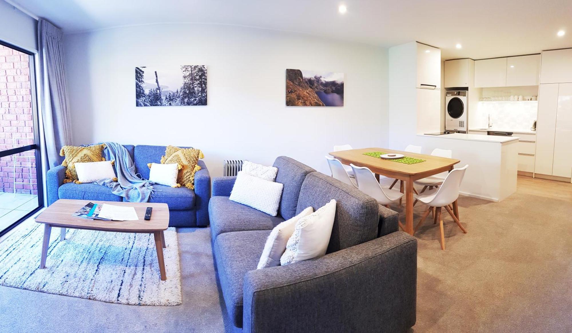 St James Apartments Queenstown Room photo